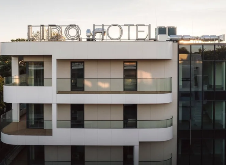Lido mieści się w odremontowanym, modernistycznym budynku