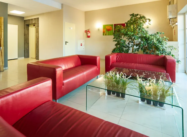 W lobby znajdują się kanapy