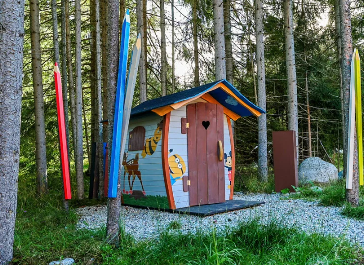 Jest tu nawet specjalny domek do zabawy w lesie