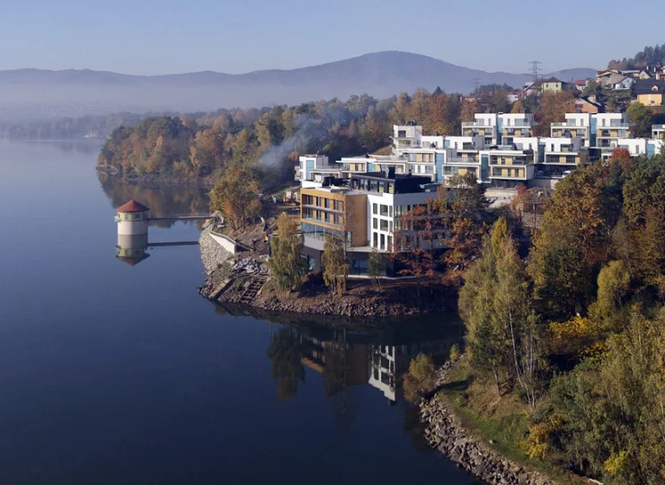 Resort jest zjawiskowo położony wprost nad Jeziorem Żywieckim
