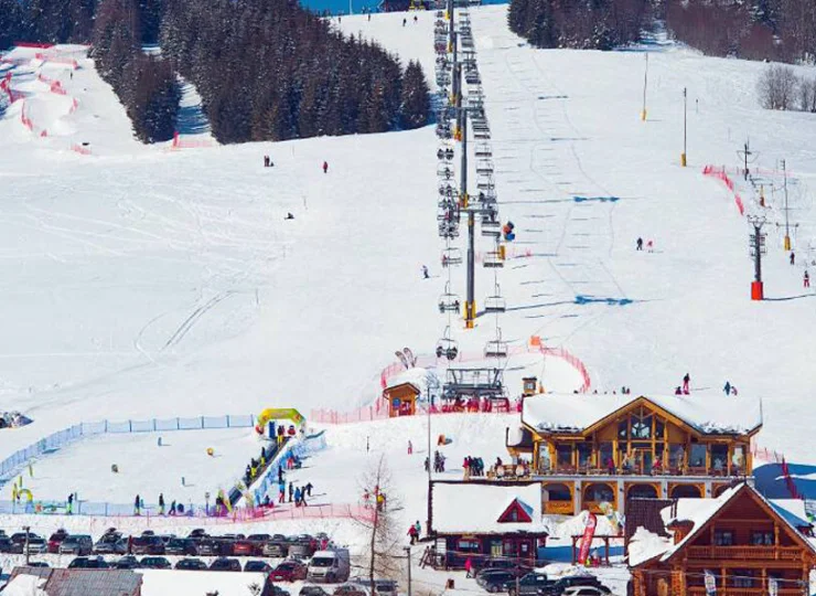 Zimą tuż obok pensjonatu działa Strachan Ski z wyciągiem narciarskim