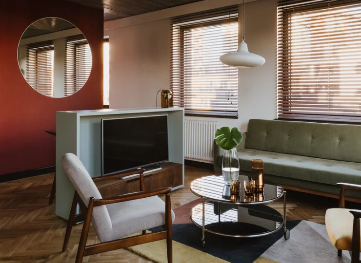 Apartament ma część sypialnianą, wypoczynkową i kuchenną