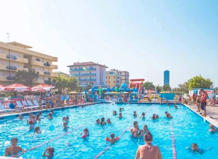 Znajdują się w nim 2 przestronne baseny