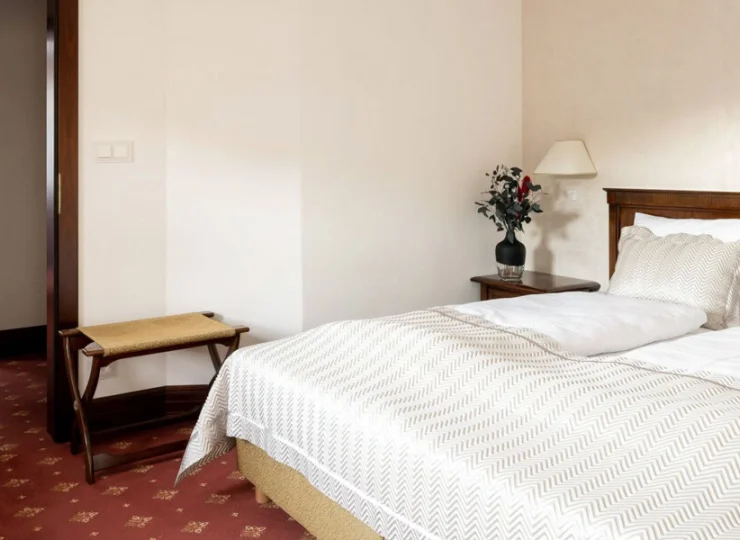 Apartament jest dwupokojowy - posiada odrębną sypialnię