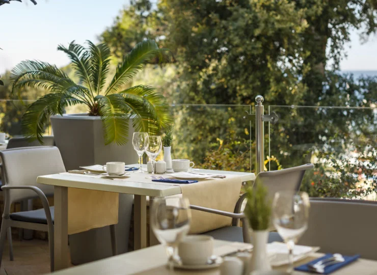 Tutejsze restauracje i bary przyjemnie zacienia bujna roślinność