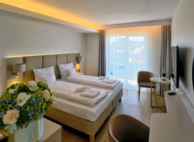 W pokoju jest też biurko oraz stolik kawowy