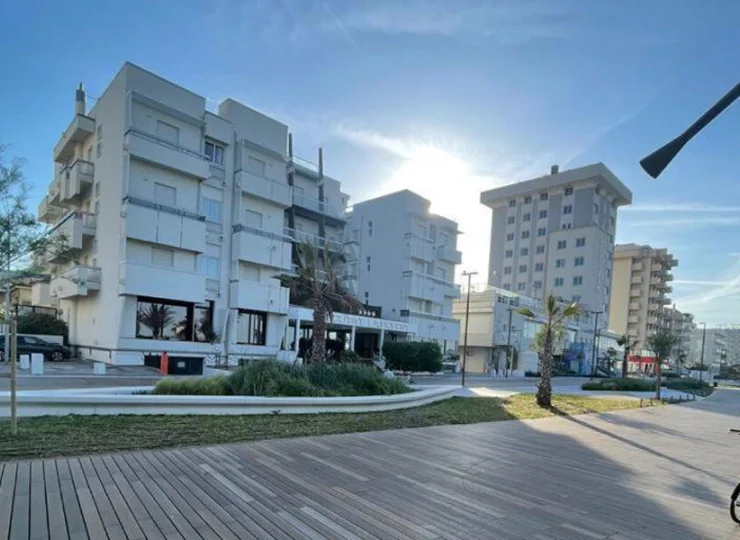 Hotel mieści się przy ostatniej uliczce przed pasem plażowym