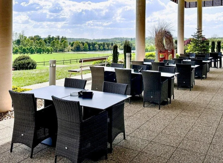 Z tarasu restauracji widać wiejskie krajobrazy i pobliskie wzgórza