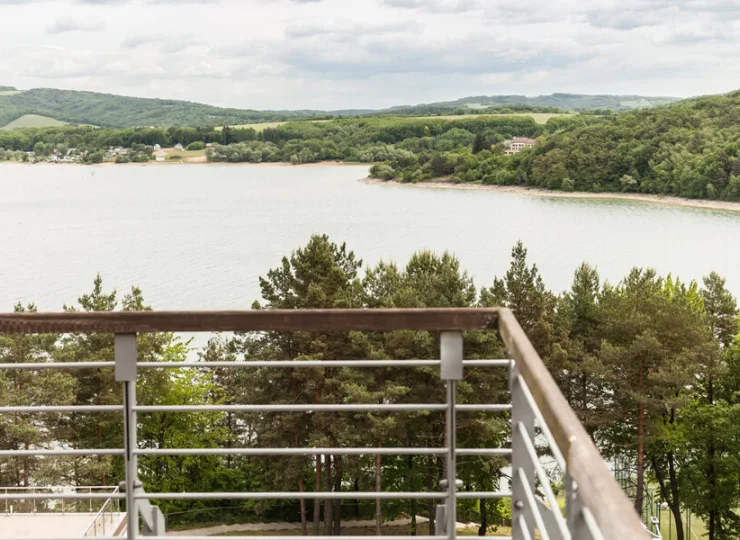 Widok na jezioro i Pogórze Ondawskie