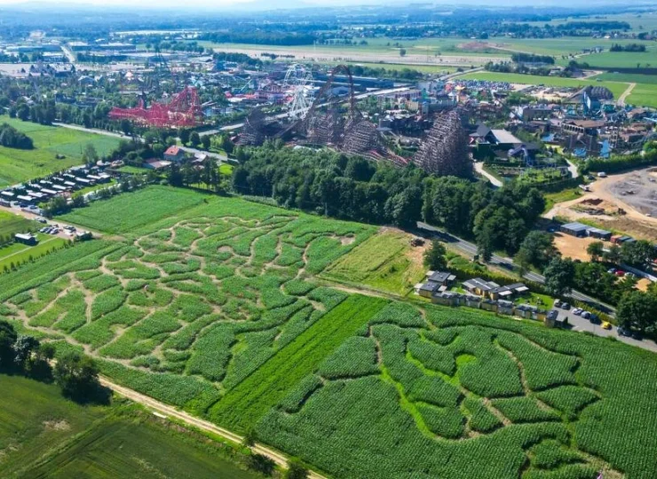 150 m od obiektu znajduje się dodatkowa atrakcja - Labirynt w Polu Kukurydzy