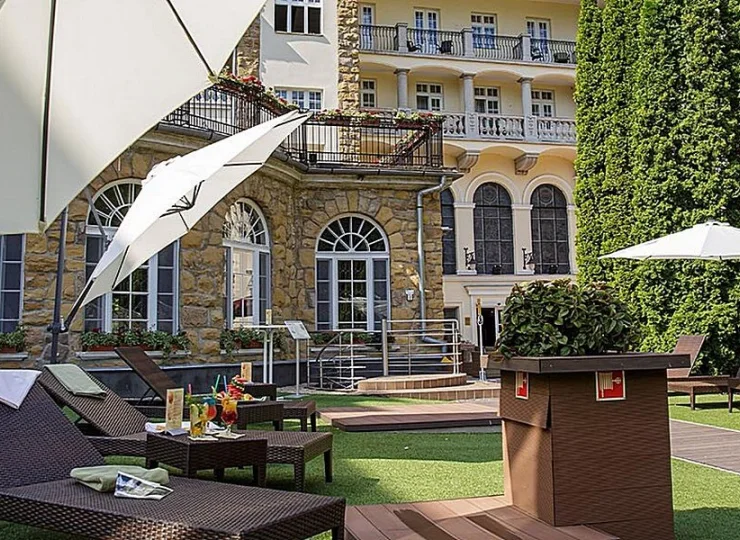 Latem można zrelaksować się w hotelowym ogrodzie na leżakach