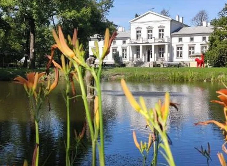 Dwór jest położony nad malowniczym stawem