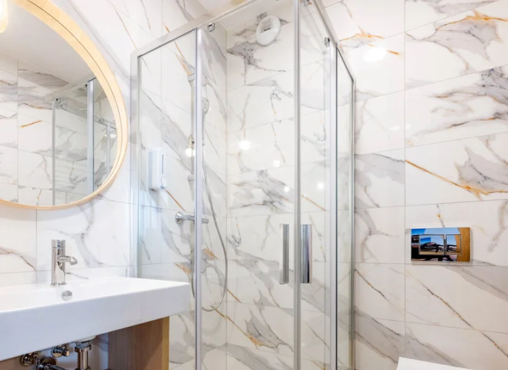 Prywatne łazienki wyposażono w prysznic, suszarkę, zestaw kosmetyków