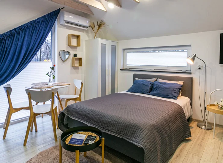 Apartament Przestronny jest położony na piętrze