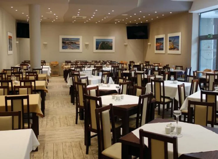 Restauracja jest przestronna i mieści wszystkich gości