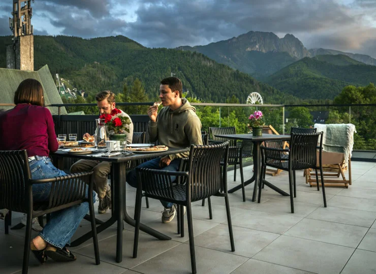 Aparthotel posiada widokowy taras z cudowną panoramą Tatr