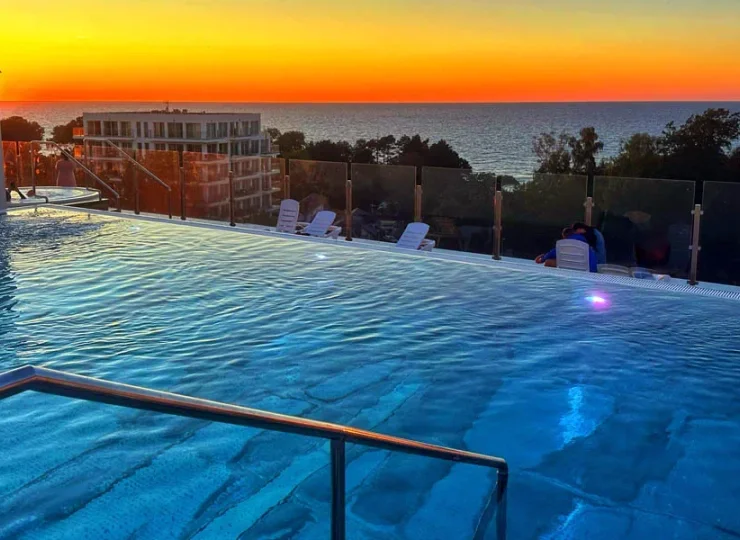 W ciepłe dni można korzystać także z basenu na dachu