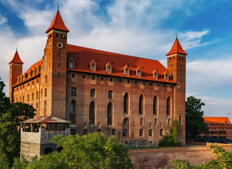 Gniew jest imponującym gotyckim zamkiem nad Wisłą