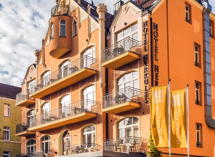Villa Herkules znajduje się w zabytkowej, odremontowanej kamienicy