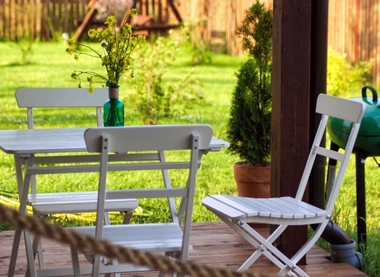 Dodatkowym atutem jest własny taras z meblami wypoczynkowymi oraz ogródek