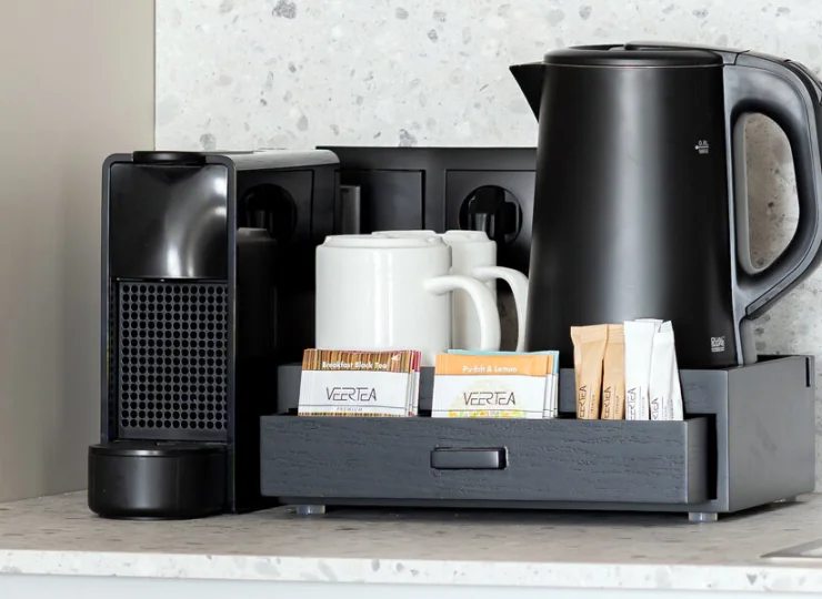 W każdym pokoju jest zestaw do parzenia kawy i herbaty