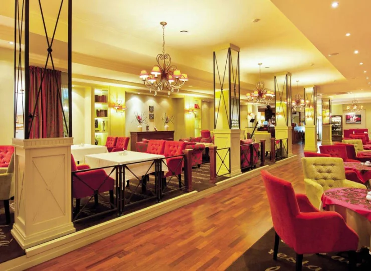 W resorcie mieści się elegancka restauracja bufetowa z bogatym wyborem potraw