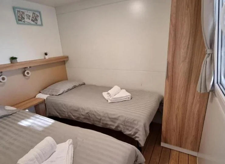 Wnętrza domków są przyjemnie urządzone