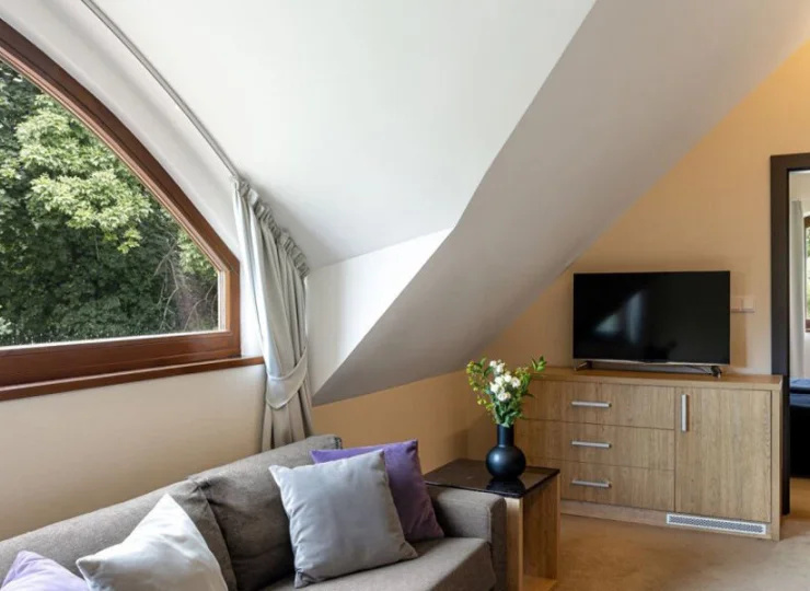 Pokoje De Lux to przestronne wnętrza z dodatkową częścią wypoczynkową