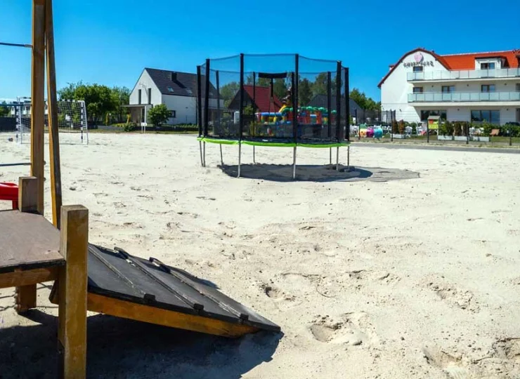 Obok placu zabaw jest trampolina i boisko