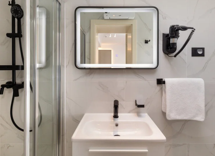 W każdej łazience jest prysznic i suszarka do włosów