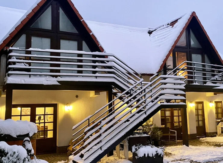 Zimą w okolicy działa kilka ośrodków narciarskich