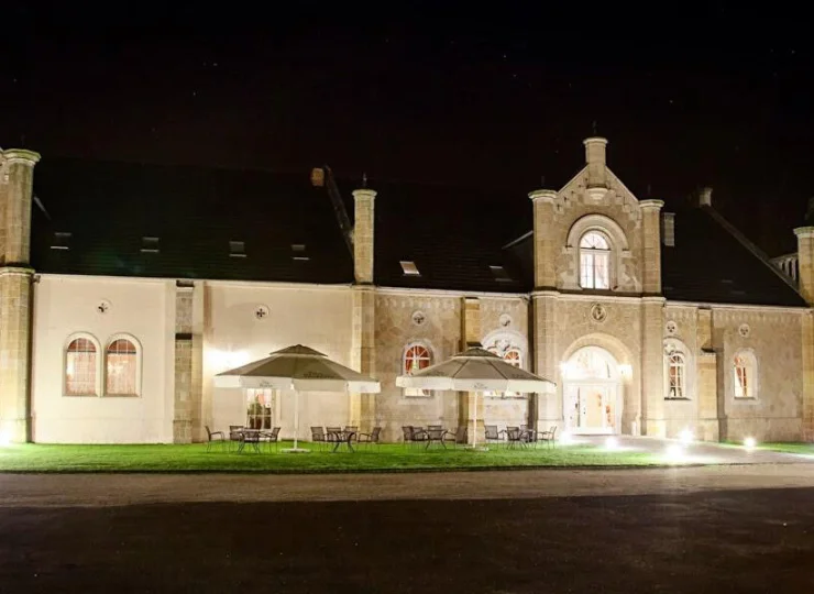 Pałac Brunów wygląda magicznie wieczorami