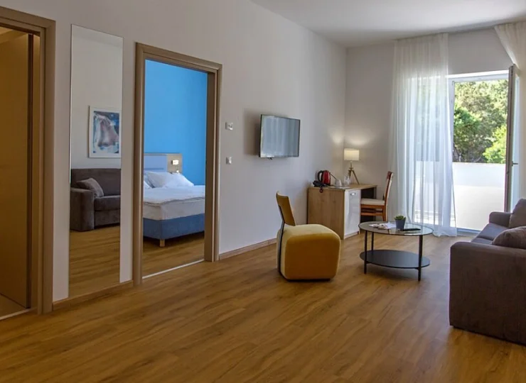 Apartamenty składają się z salonu oraz 1 lub 2 sypialni i łazienek