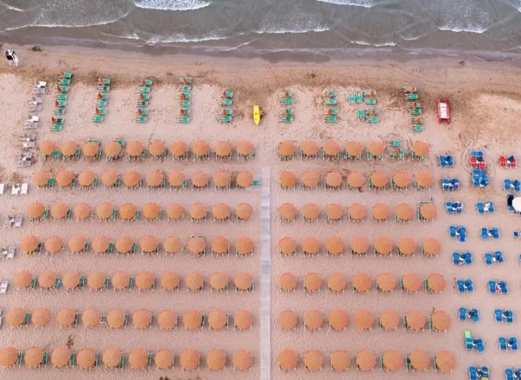 Plaża jest tu piaszczysta, z łagodnym zejściem do wody - idealna dla dzieci