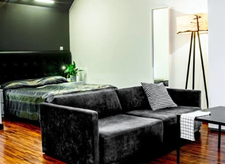 Studio 2-os. Black & White ma balkon wychodzący na ul. Piotrkowską