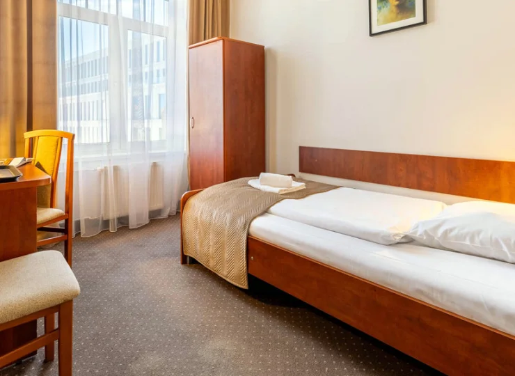 Pokoje są wyposażone w wygodne łóżko oraz miejsce do pracy biurowej