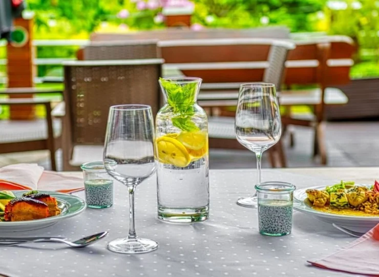 Latem można zjeść na tarasie