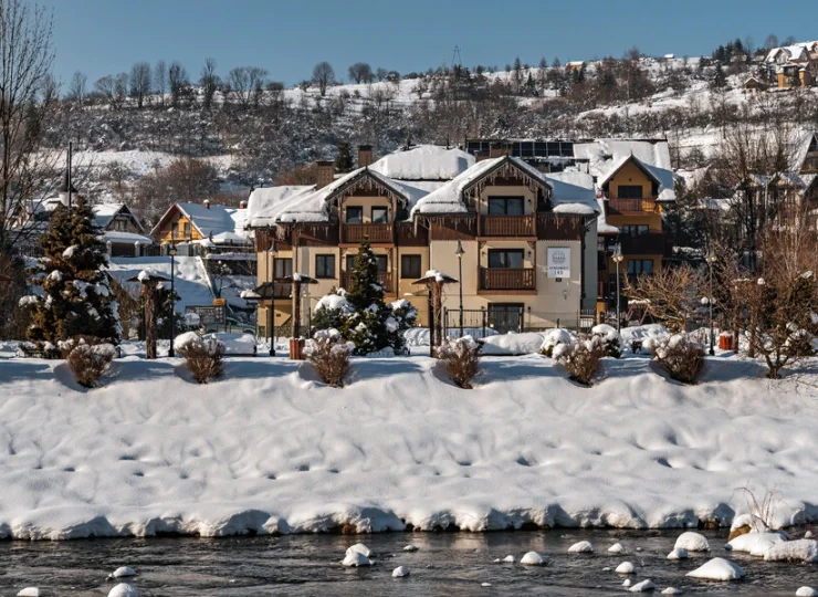Obiekt otaczają stoki Pienin i Beskidów