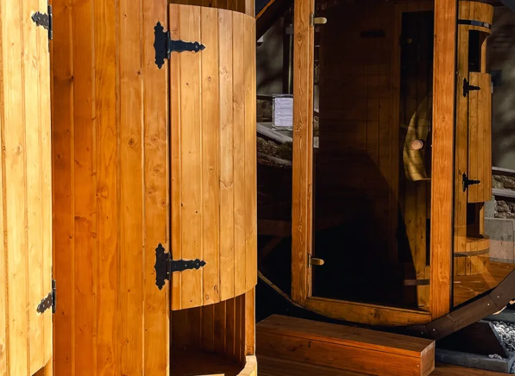 Na terenie obiektu jest zewnętrzna sauna