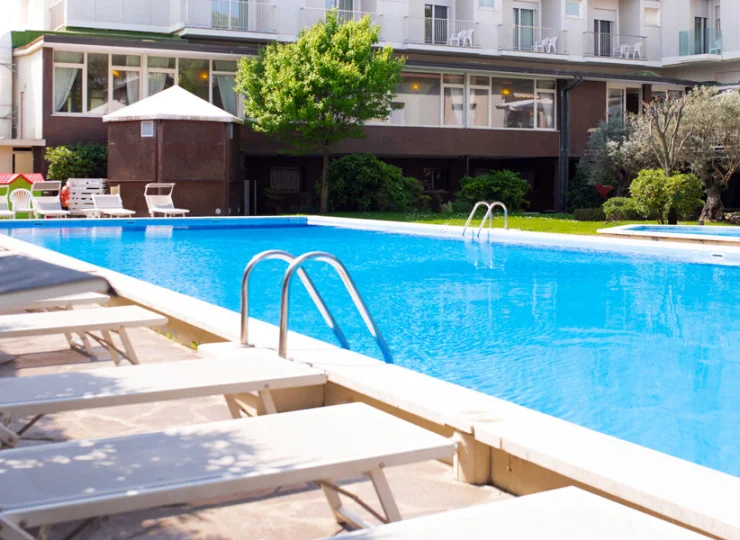 Dwa baseny, jeden dla dorosłych i jeden dla dzieci, oferują gościom relaks