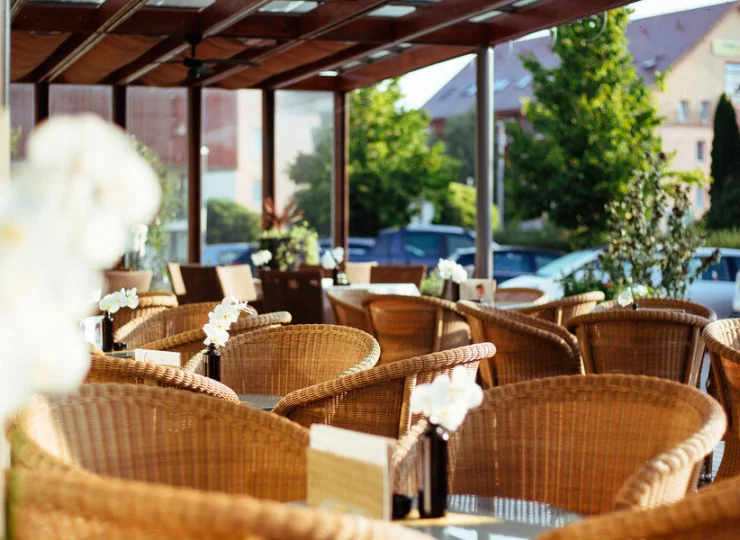 Jedna z restauracji hotelowych ma stoliki na tarasie