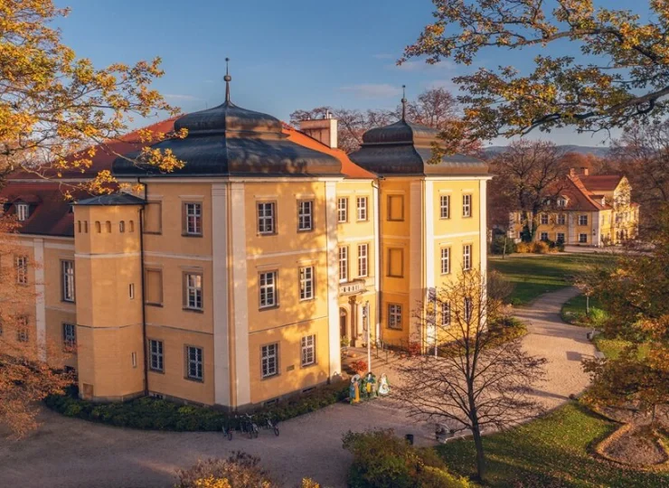 Mały Pałac sąsiaduje z dużym pałacem - obiektem muzealnym
