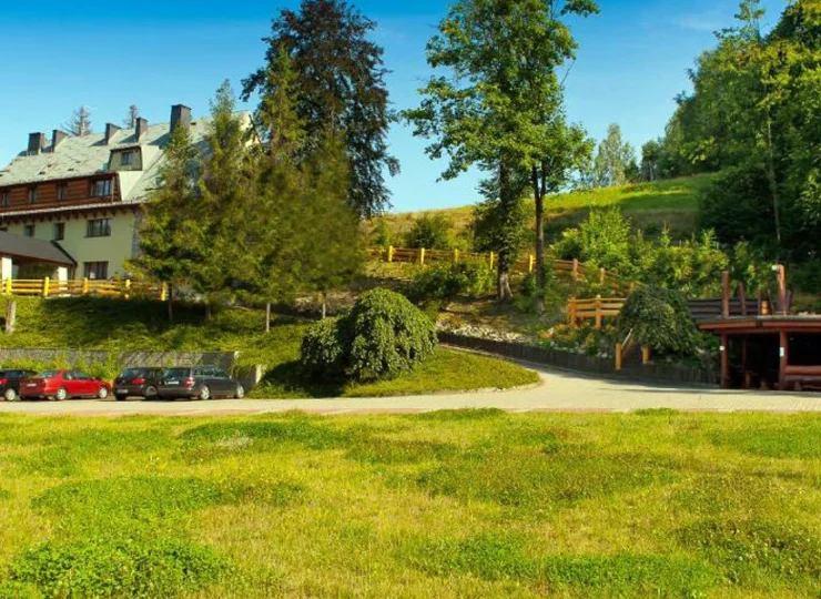 Centrum Green Hill dysponuje rozległym terenem zielonym
