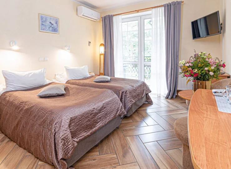 Studio 4 os z tarasem lub balkonem to wygodny rodzinny pokój