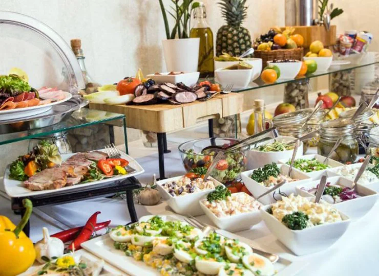 Bufet śniadaniowy jest bardzo urozmaicony