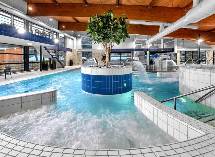 Na gości czeka atrakcyjny aquapark z basenami, zjeżdżalniami i saunami