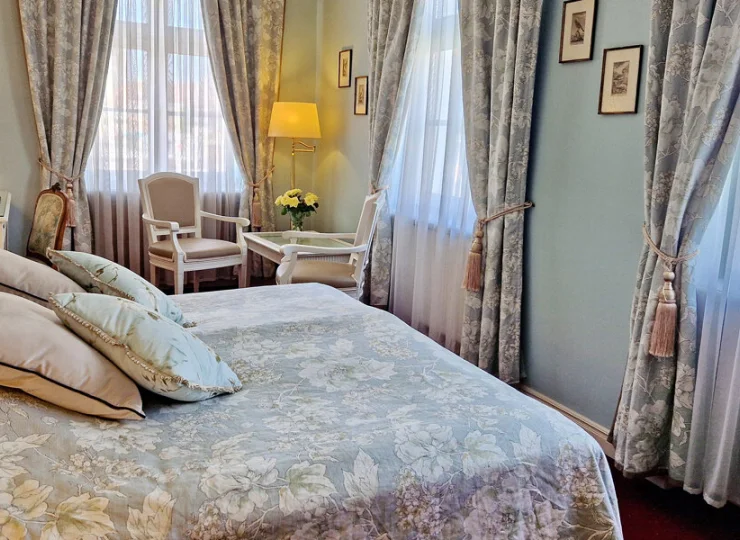 Pokoje są zaaranżowane w sposób historyzujący, ale klimatyzowane