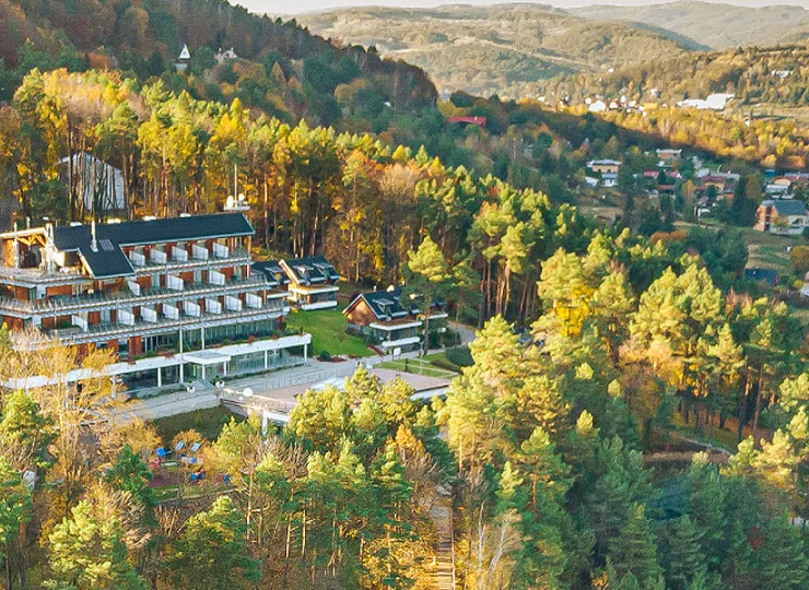 Otoczenie hotelu jest harmonijne, pełne pachnących lasów