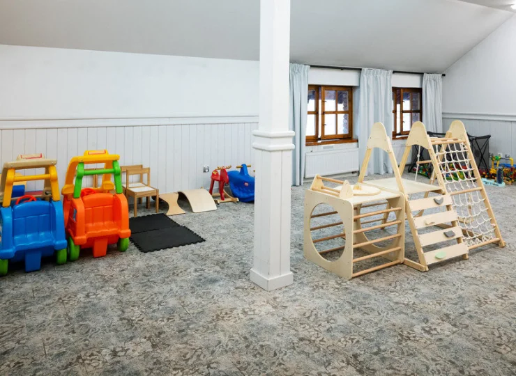 Są tu kolorowe jeździki i inne zabawki