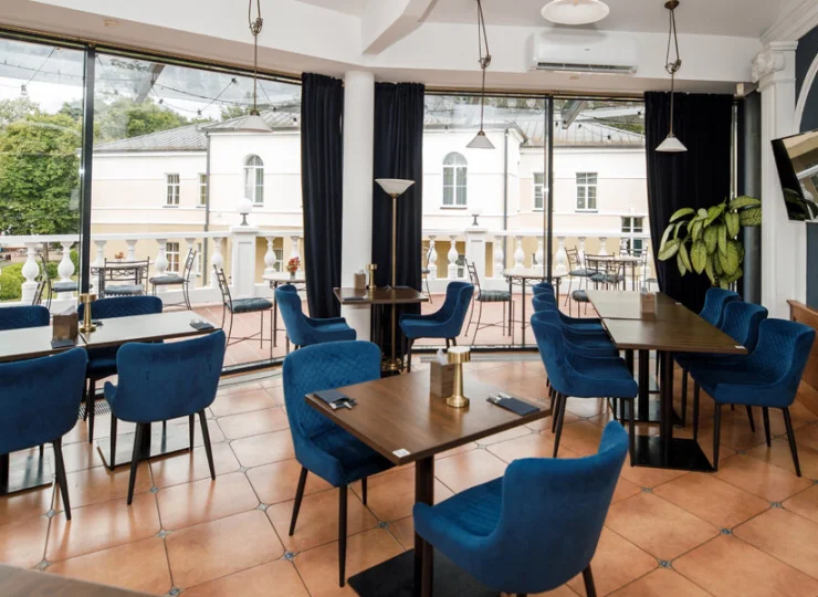 Hotelowa restauracja oferuje widok na serce uzdrowiska